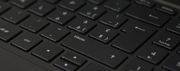 约爱社区发帖编辑界面示意图，展示标题输入框、正文编辑区与标签选择功能的焦橙主题界面